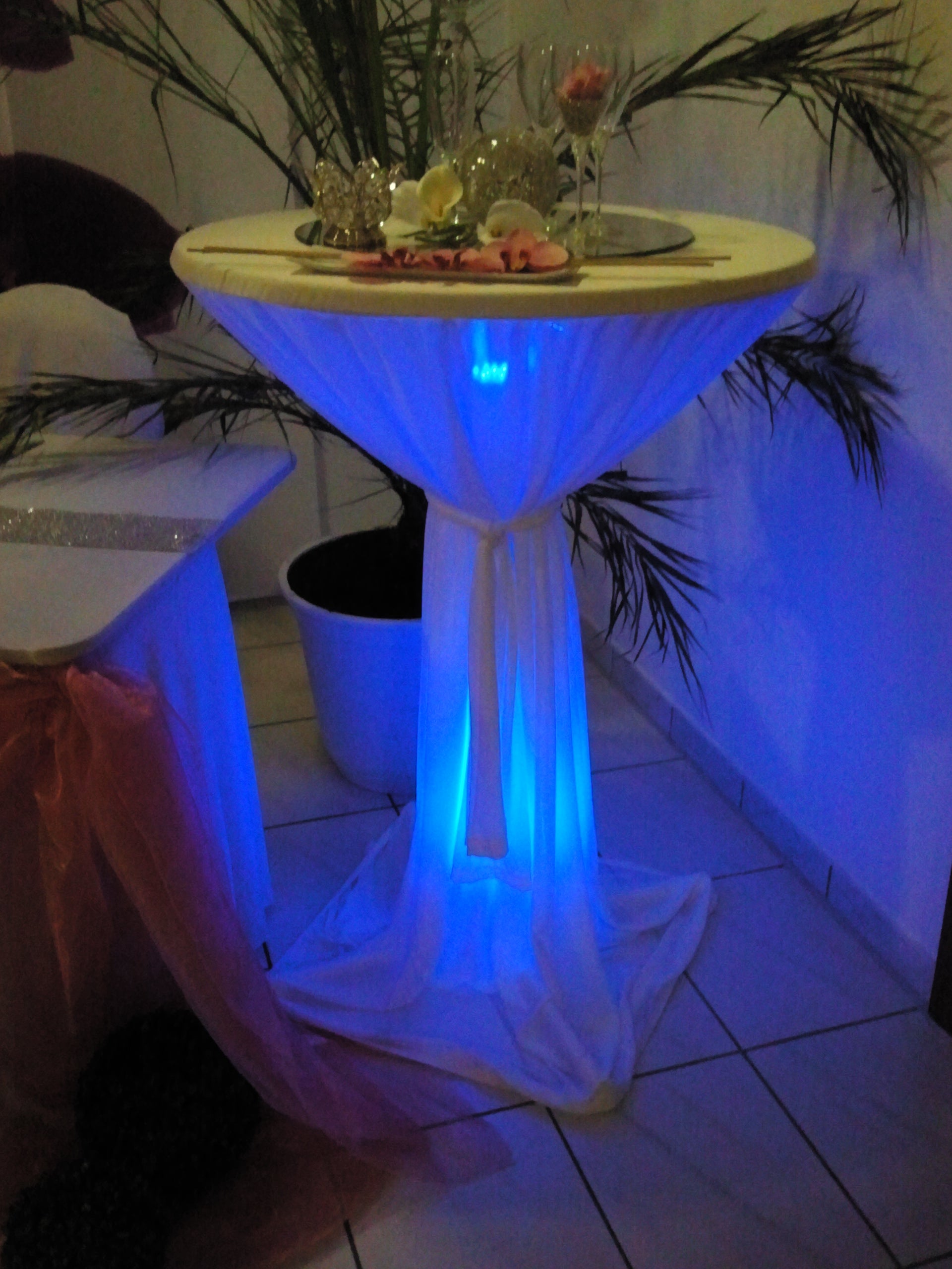 Bistrotisch / Stehtisch Ø 80 cm klappbar mieten – Wochenendtarif, optional mit Husse & LED – 3