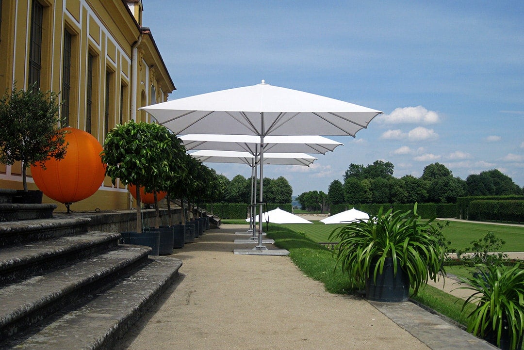 Sonnenschirm mieten – eckig 4 m, weiß, für Stehtische & Festzeltgarnituren – 2