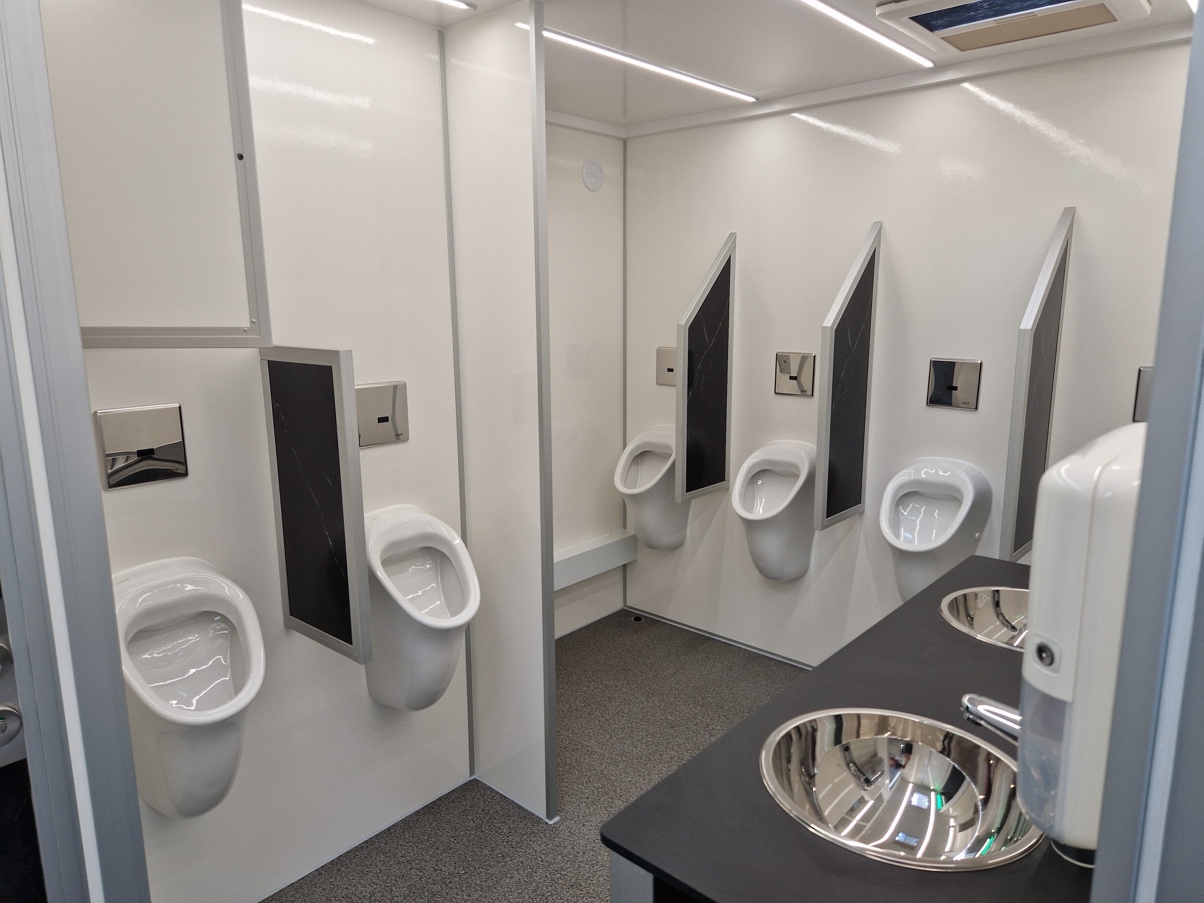 Toilettenwagen mieten - 7500 l Tank, autark, 9 Kabinen, modern & hygienisch – 4