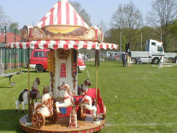 Mini Kinderkarussell Nostalgie-Pferdchenkarussell mieten – 2,5 m, 6 Plätze – 3