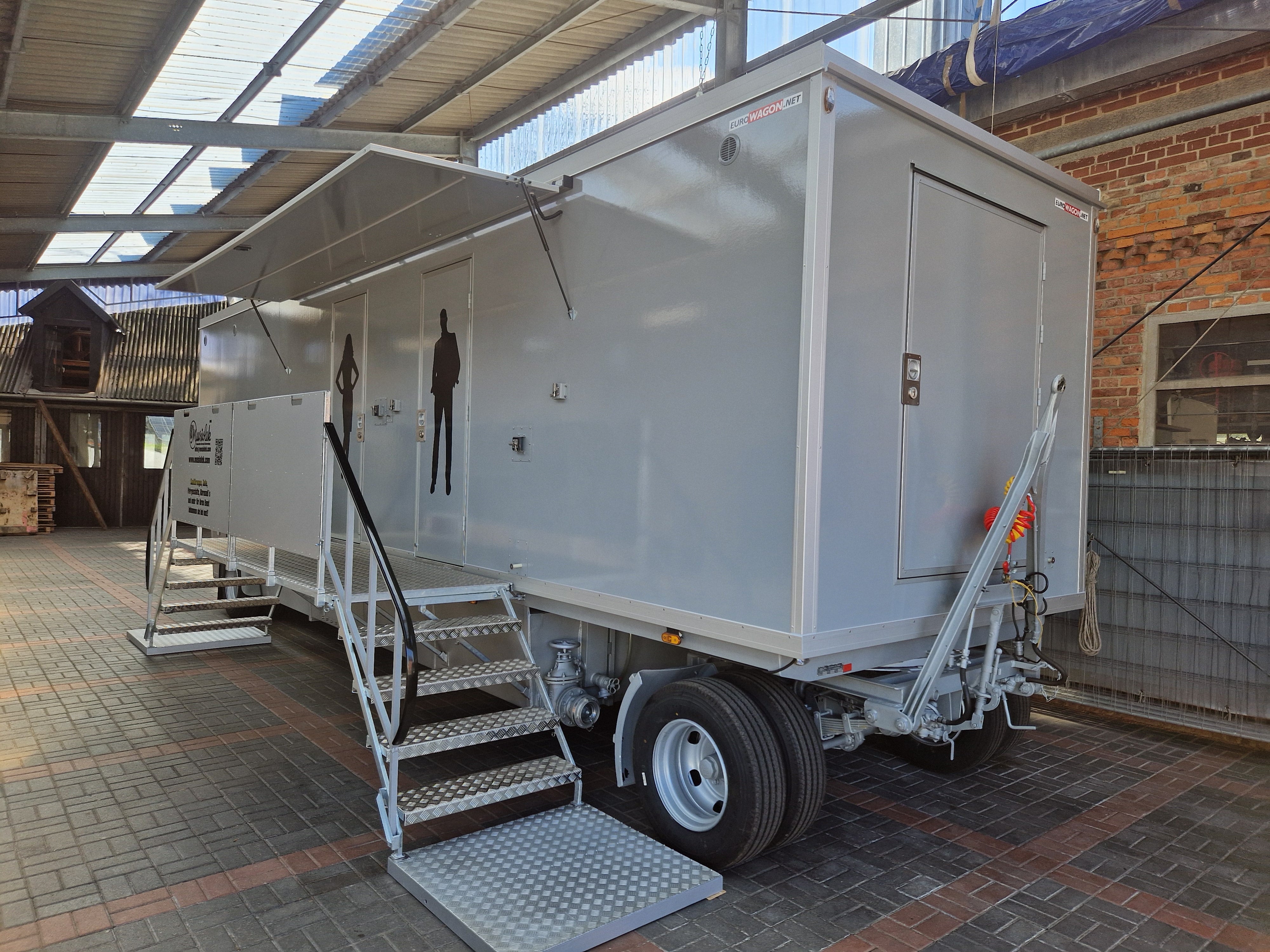 Toilettenwagen mieten - 7500 l Tank, autark, 9 Kabinen, modern & hygienisch – 2