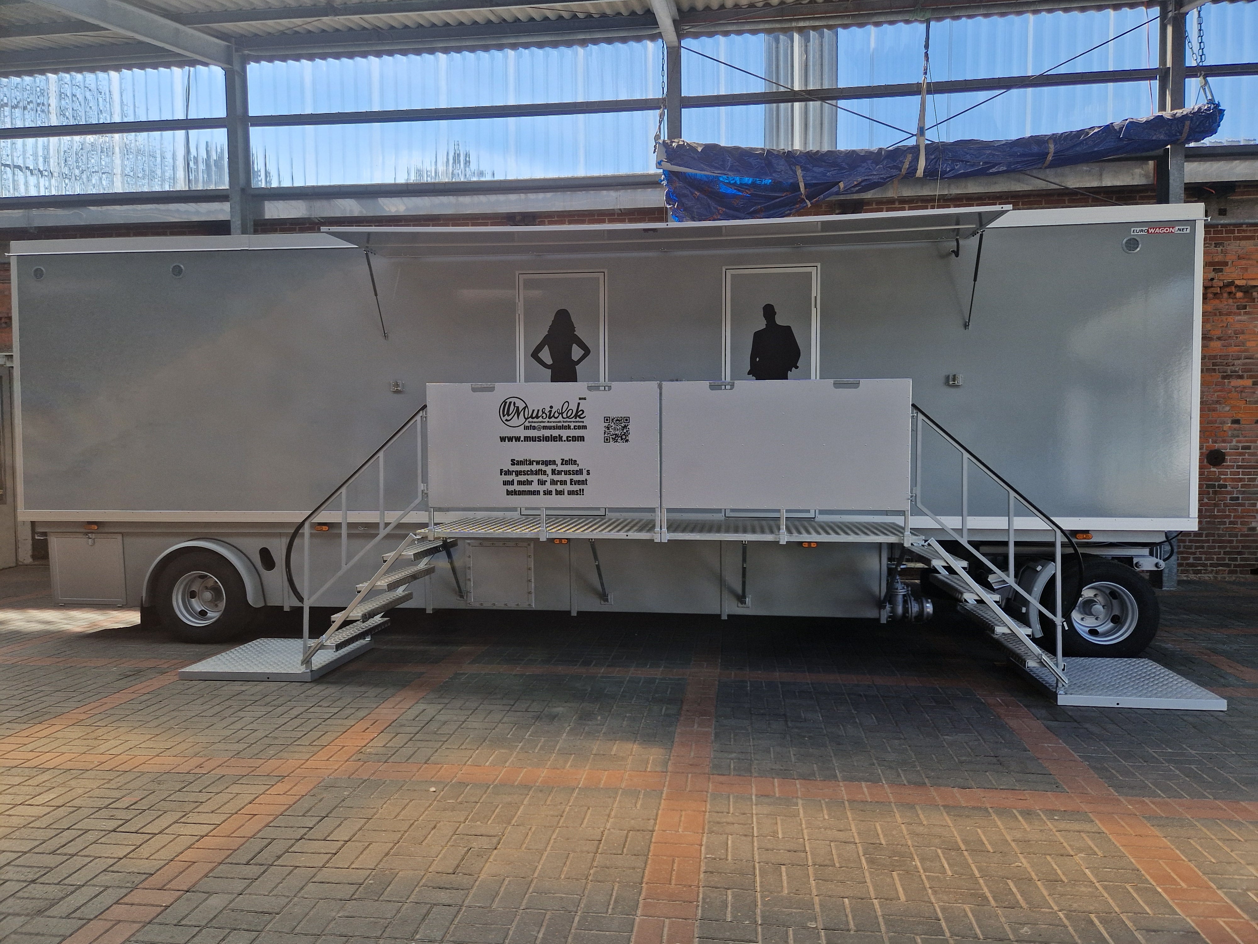Toilettenwagen mieten - 7500 l Tank, autark, 9 Kabinen, modern & hygienisch – 3