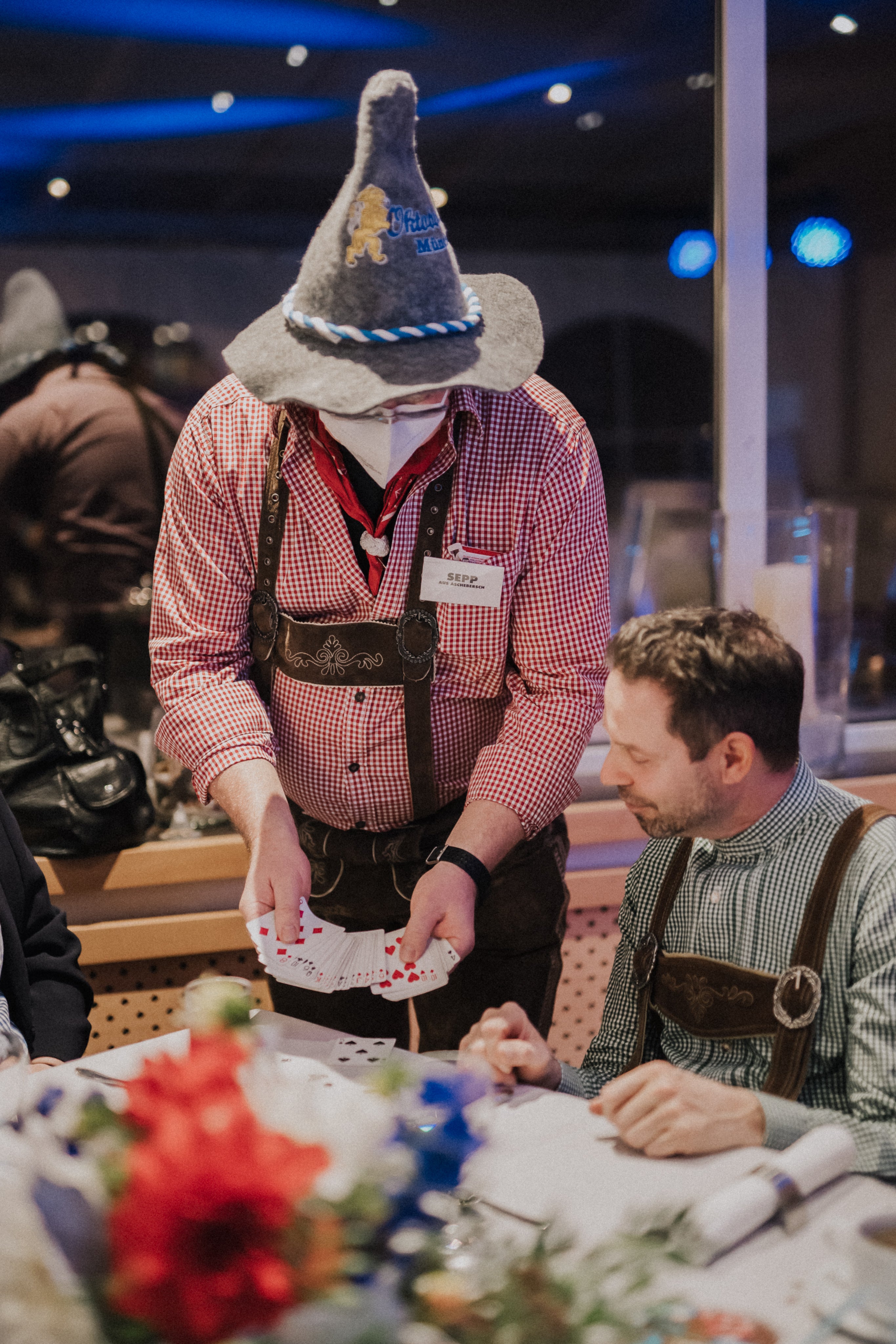 Comedy-Tischzauberer buchen: Niveauvolle Zauberei mit Humor & Esprit für Geburtstag, Hochzeit, Messe & Stadtfest – 3