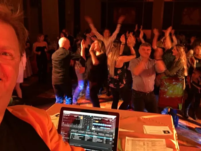 DJ buchen: Interaktiver Profi-DJ & Entertainer mit 30.000 Wunschtiteln für Hochzeit, Firmenfeier & Geburtstag – 2