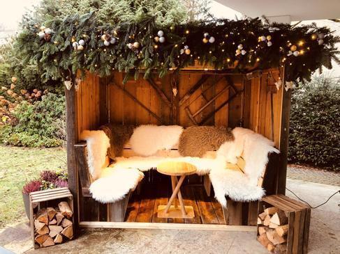 Kuschelhütte im Altholzlook mieten – Lounge & Sitzgarnitur für Weihnachtsmarkt