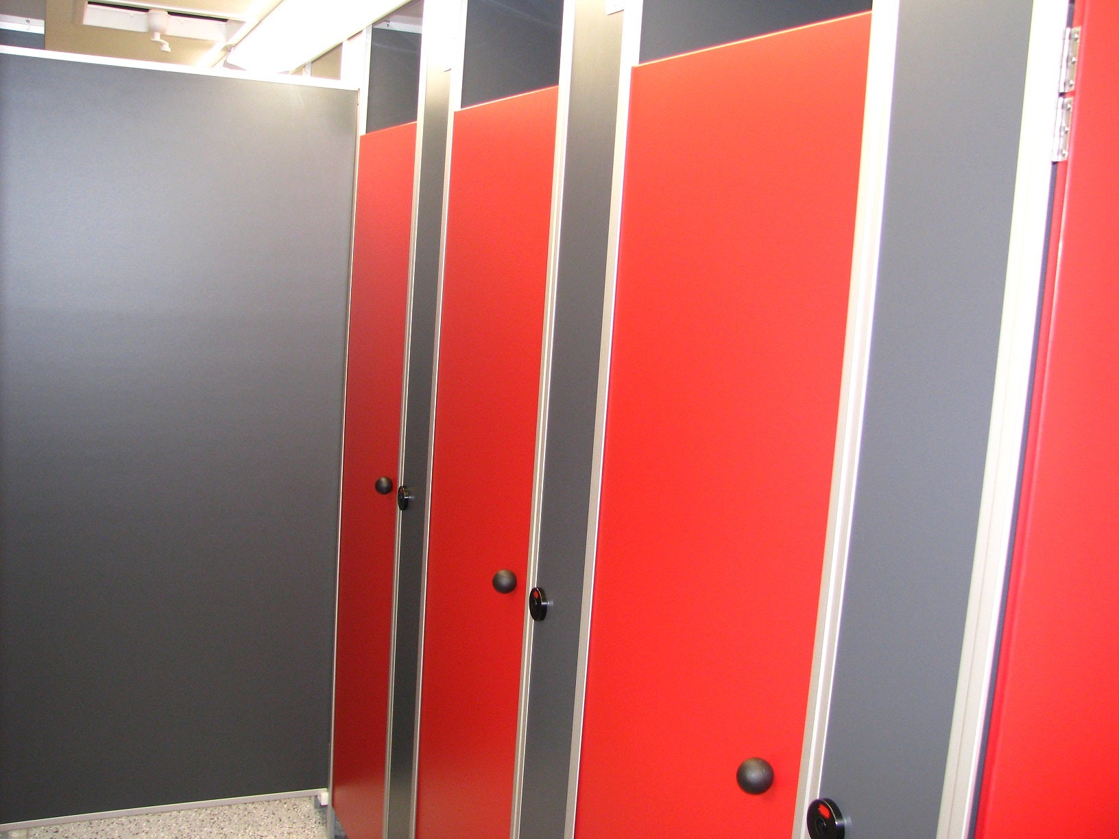 Toilettenanhänger VIP mieten – großzügiger Toilettenwagen für Veranstaltungen – 3