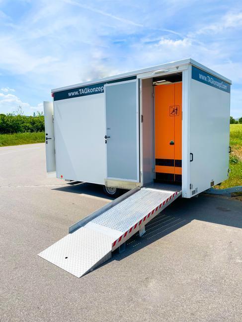 Toilettenanhänger Handicap mieten – barrierefreier Toilettenwagen für Events – 3