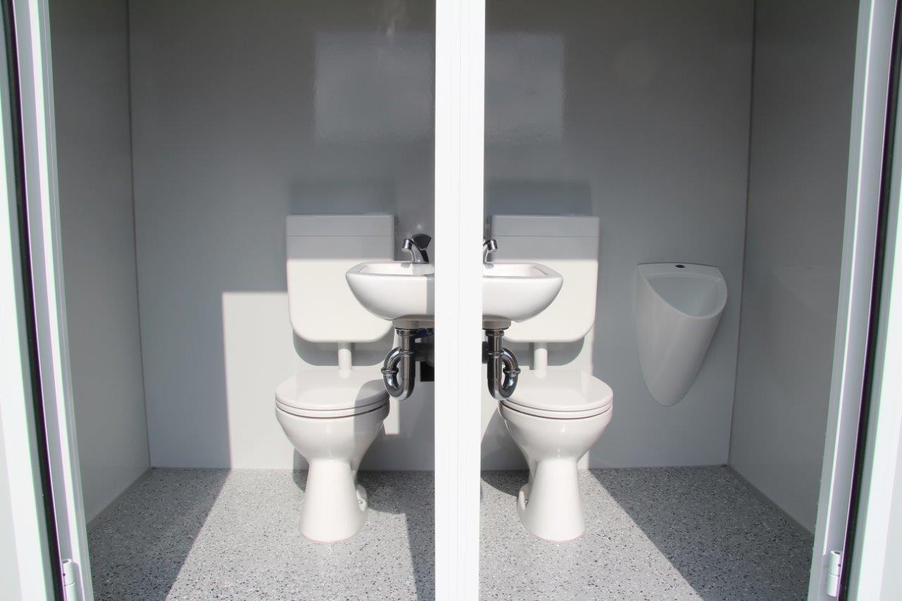Toilettenanhänger Handicap mieten – barrierefreier Toilettenwagen für Events – 4