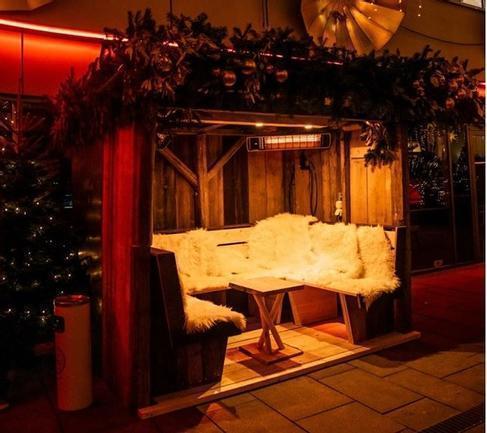 Kuschelhütte im Altholzlook mieten – Lounge & Sitzgarnitur für Weihnachtsmarkt – 3