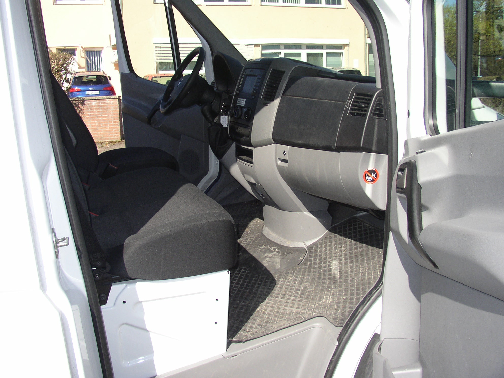 MB Sprinter mieten – Kofferaufbau mit Ladebordwand, 750 kg Nutzlast – 4