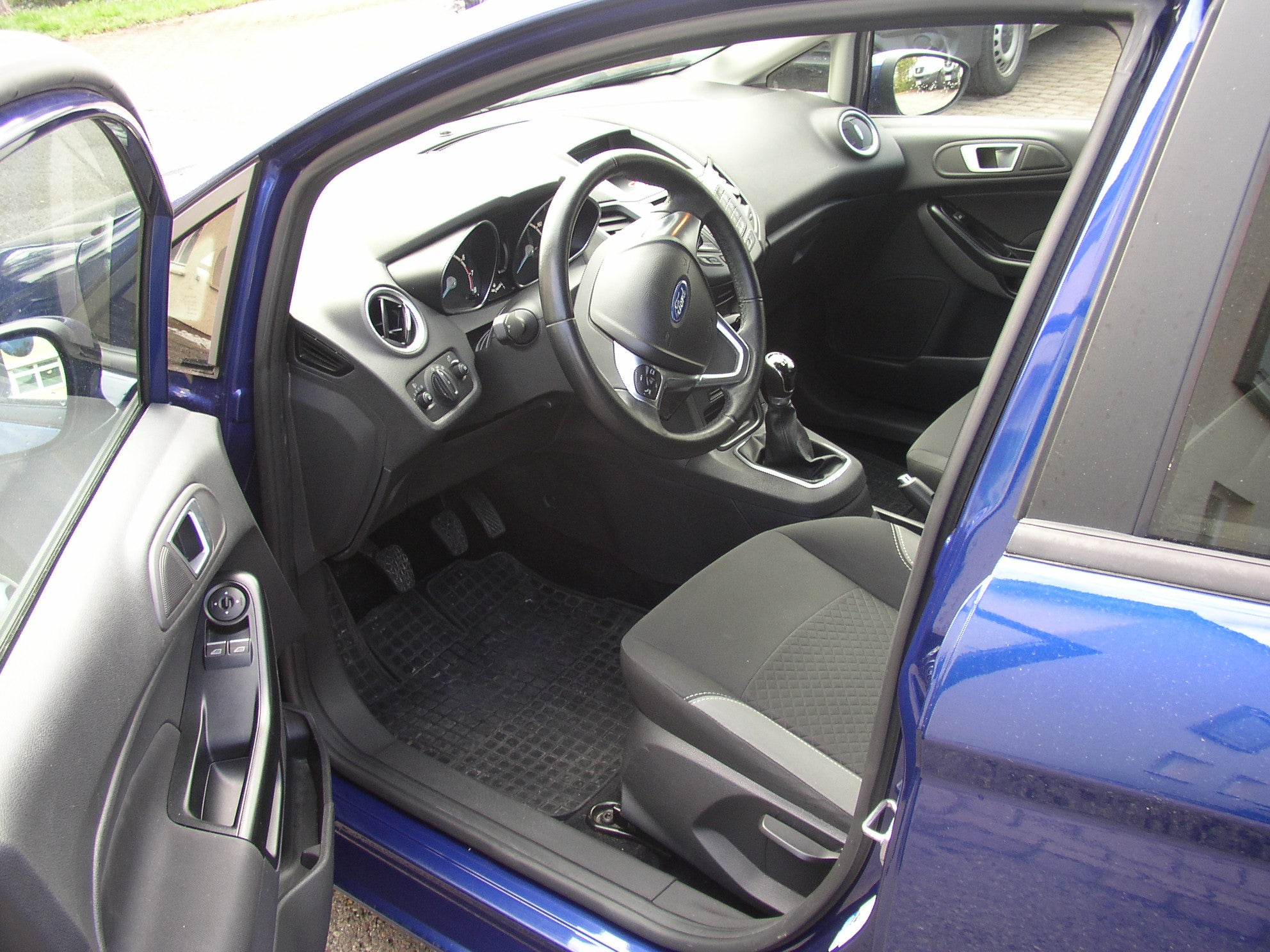 PKW Ford Fiesta mieten – 4-türig, kompakt & sparsam – 3