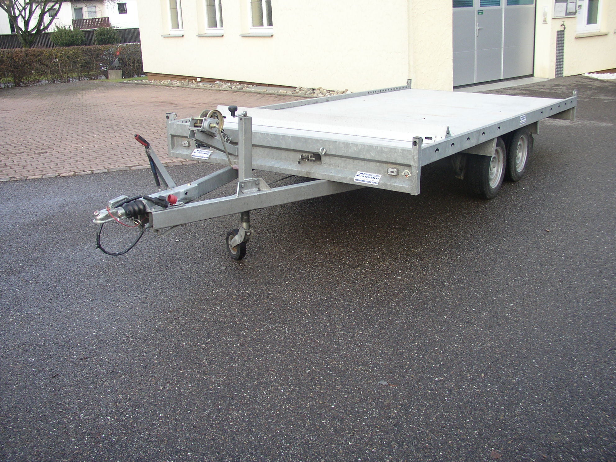 Autotransporter-Anhänger mieten – 3,0 t zGG, gebremst, mit Seilwinde