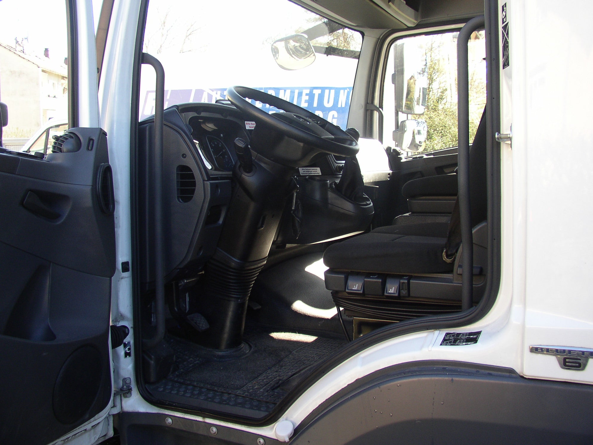 LKW 7,5 t mieten – Kofferaufbau mit Ladebordwand, 1,0 t Nutzlast – 3