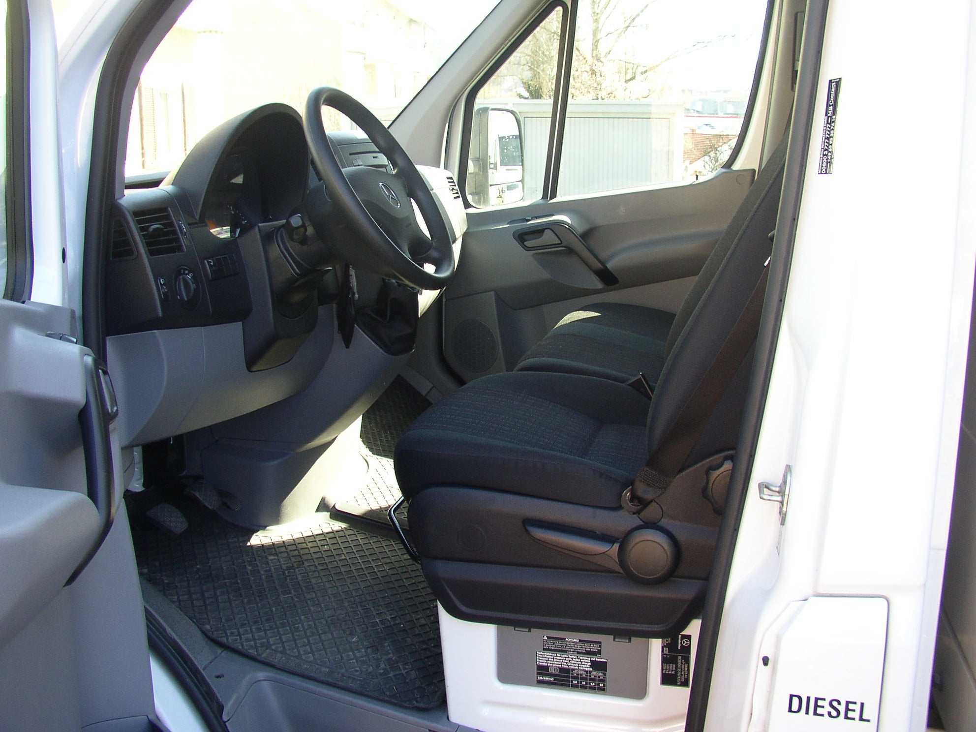 MB Sprinter mieten – Kofferaufbau mit Ladebordwand, 750 kg Nutzlast – 3