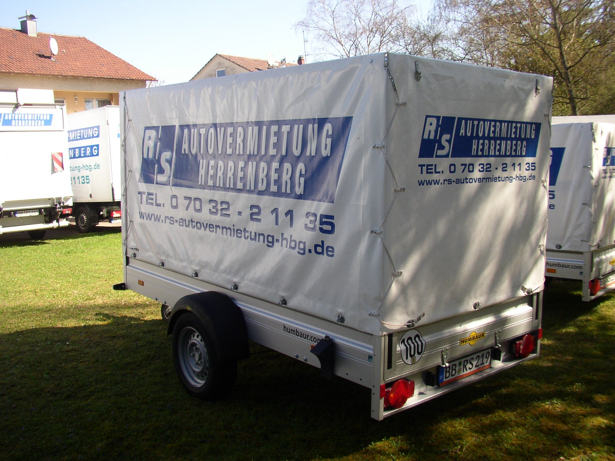 Planenanhänger 1,3 t mieten – wettergeschützter Transportanhänger – 2