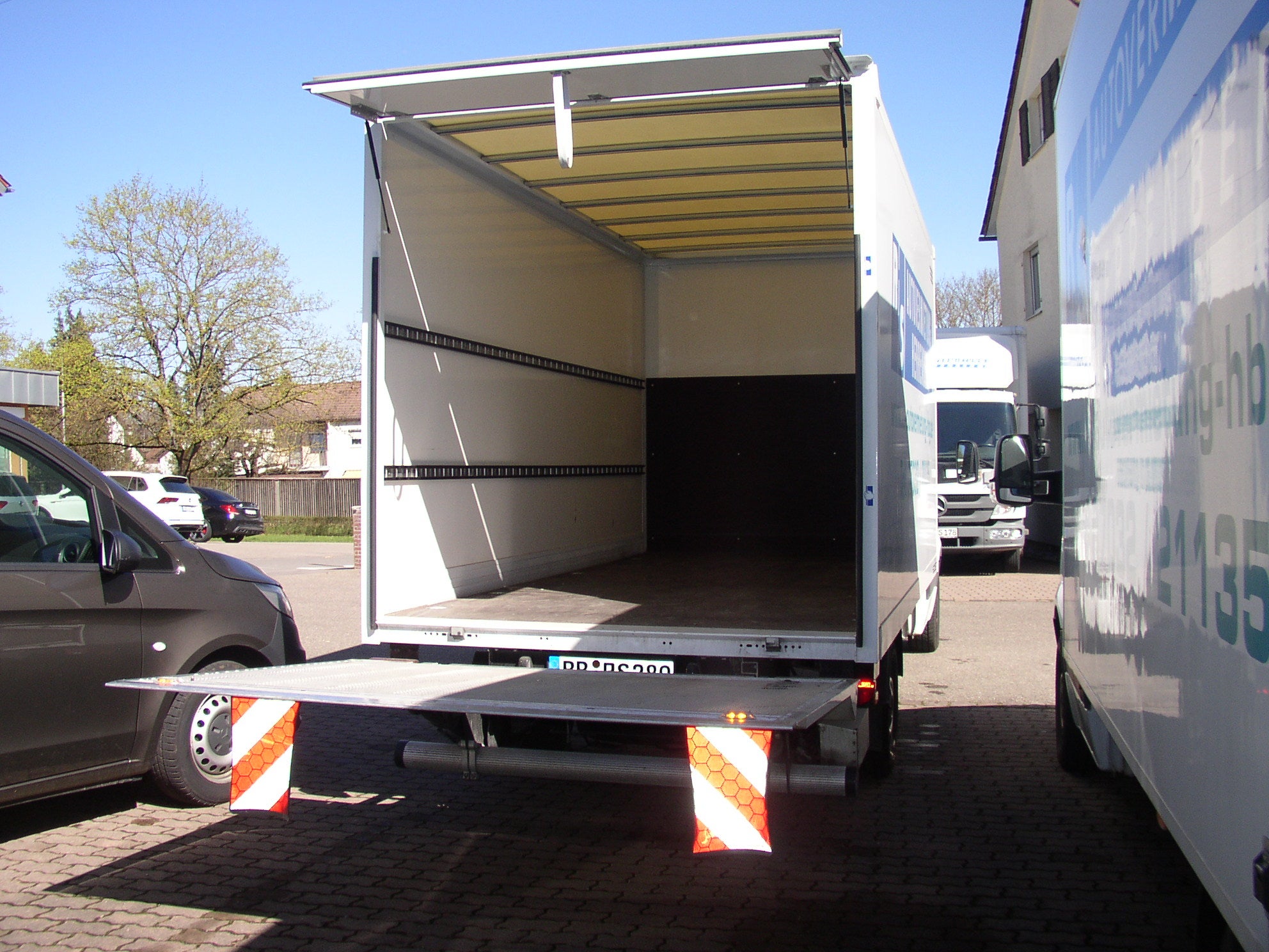 MB Sprinter mieten – Kofferaufbau mit Ladebordwand, 750 kg Nutzlast – 2