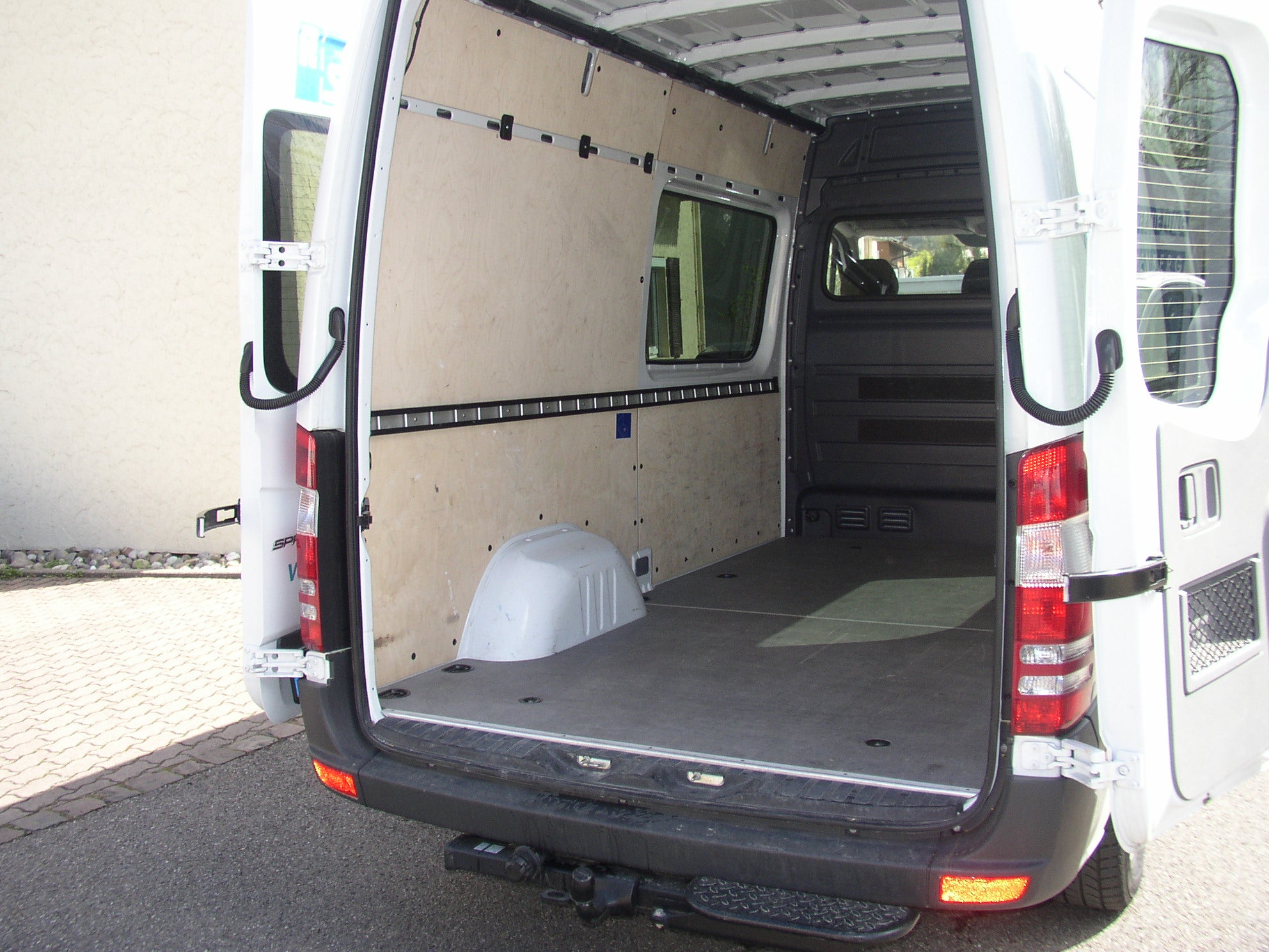 MB Sprinter Kastenwagen mieten – geräumiger Transporter – 4