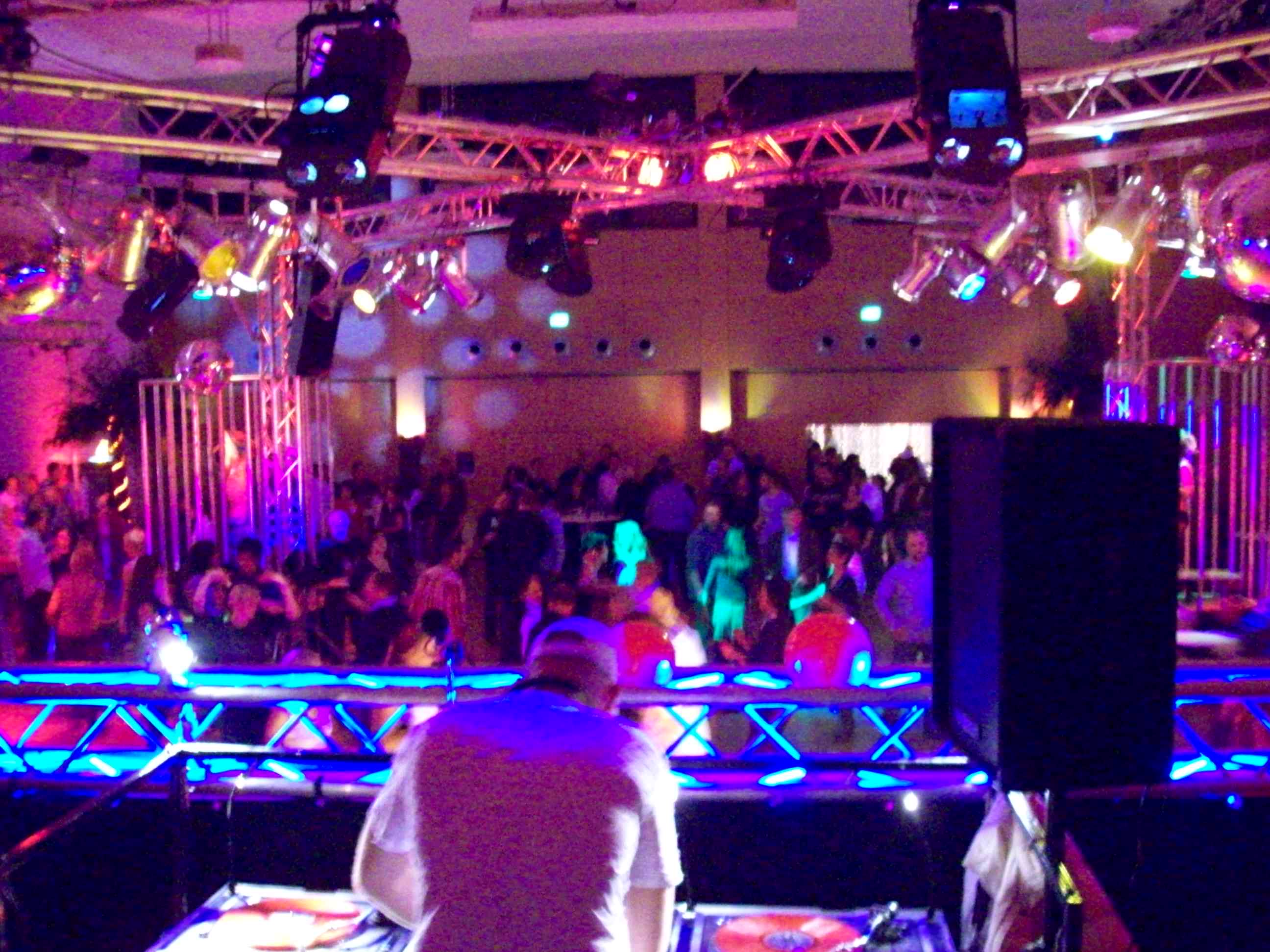 Komplette DJ-Anlage mieten – Licht & Ton komplett, optional mit DJ – 2