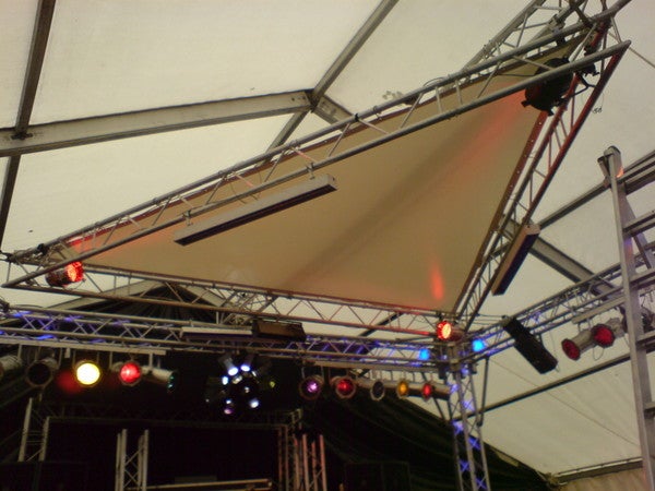 Dreiecksleinwand mieten - 5 m, in 2-Punkt-Traverse gespannt (ATC) – 2