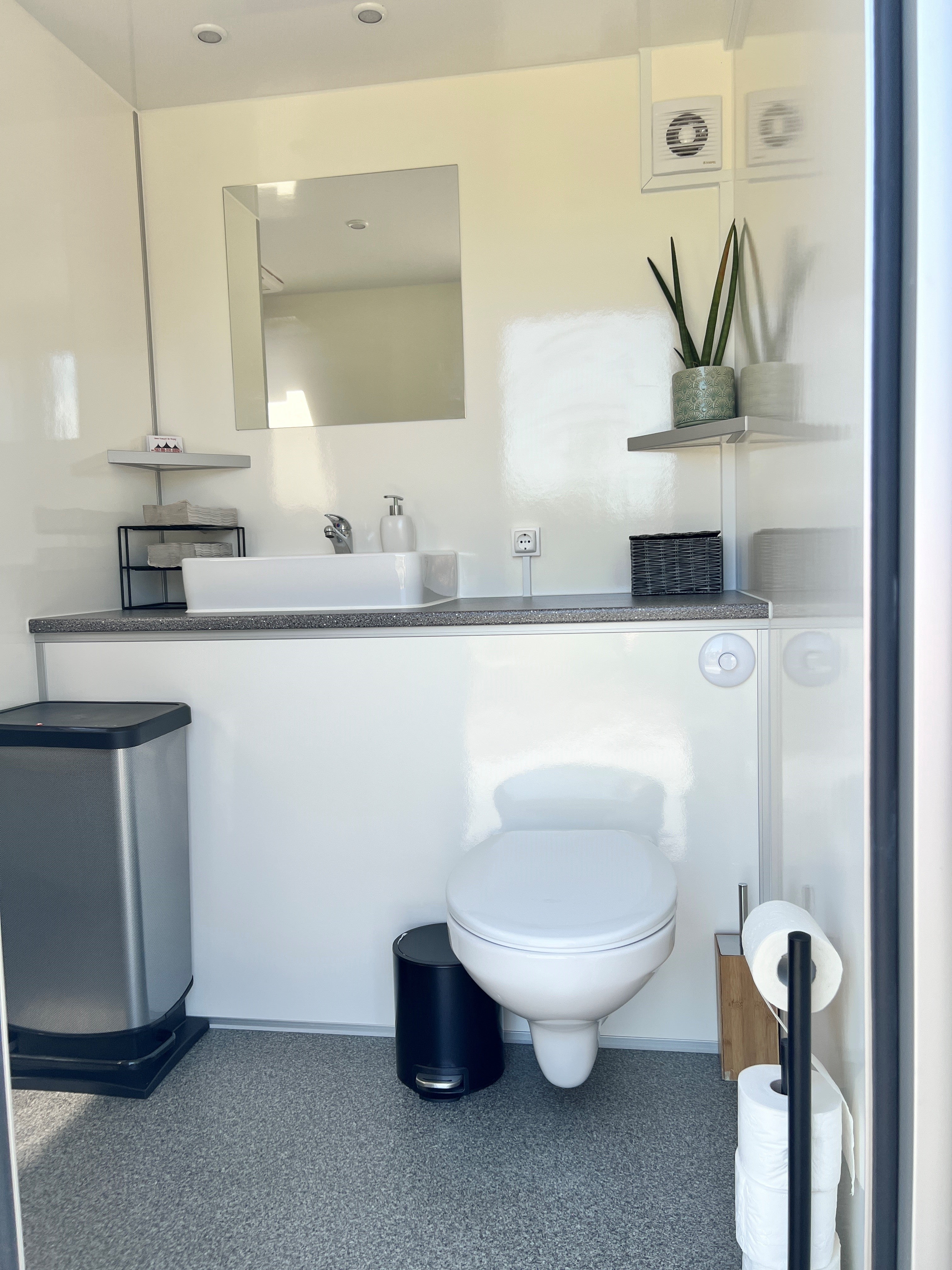 Badmobil mieten – mobiles Badezimmer & Duschwagen mit Dusche und WC – 2