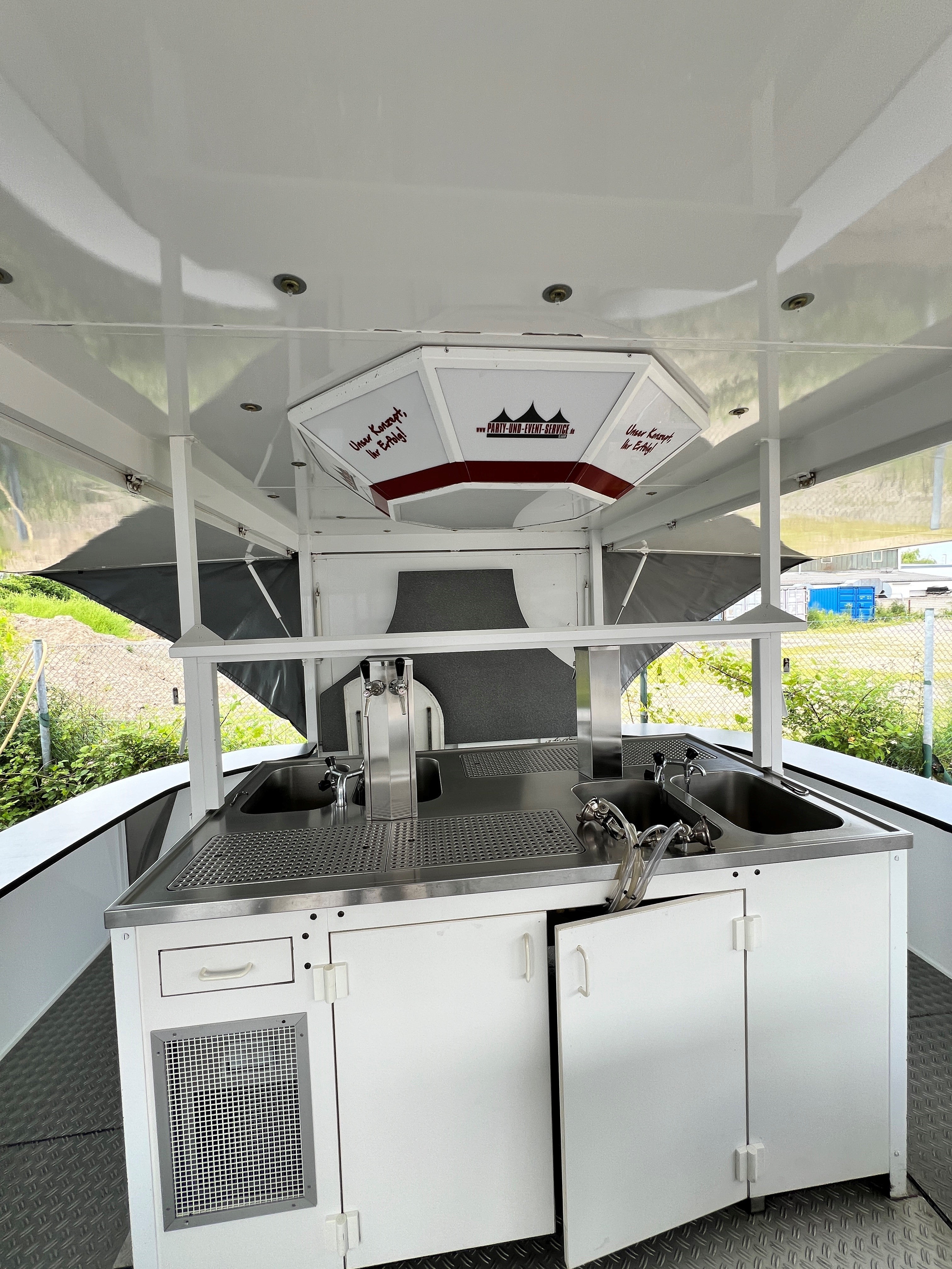 Ausschankwagen mieten – Bierwagen mit 4-leitiger Zapfanlage für Events – 4