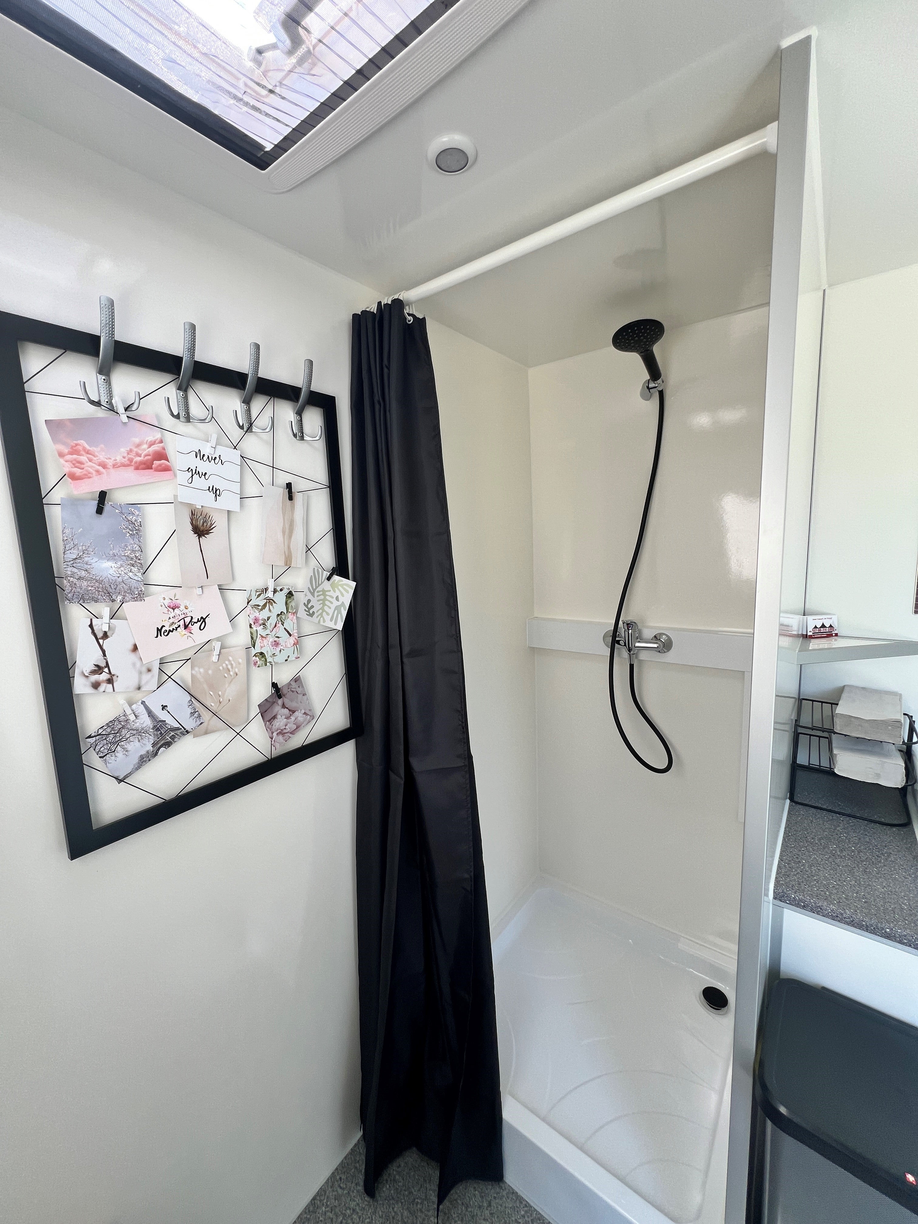 Badmobil mieten – mobiles Badezimmer & Duschwagen mit Dusche und WC – 4