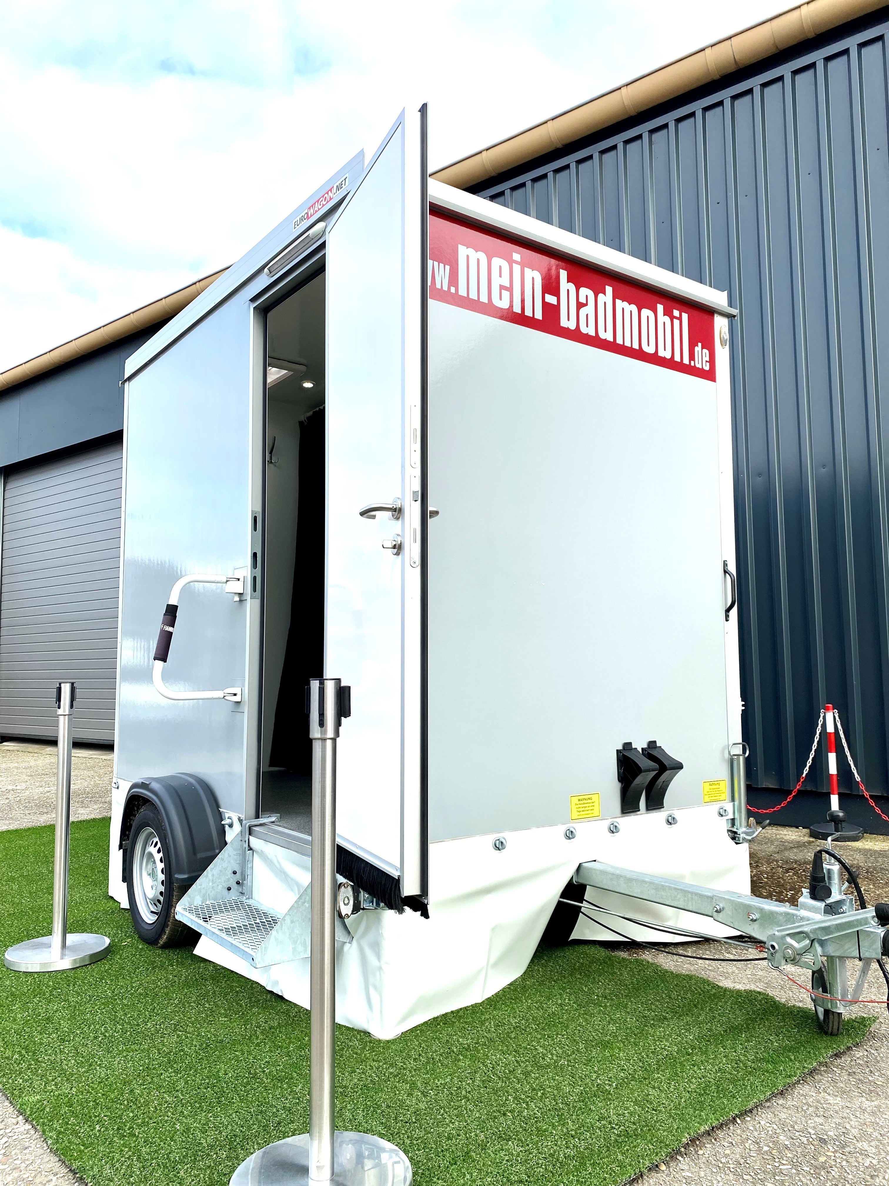 Badmobil mieten – mobiles Badezimmer & Duschwagen mit Dusche und WC