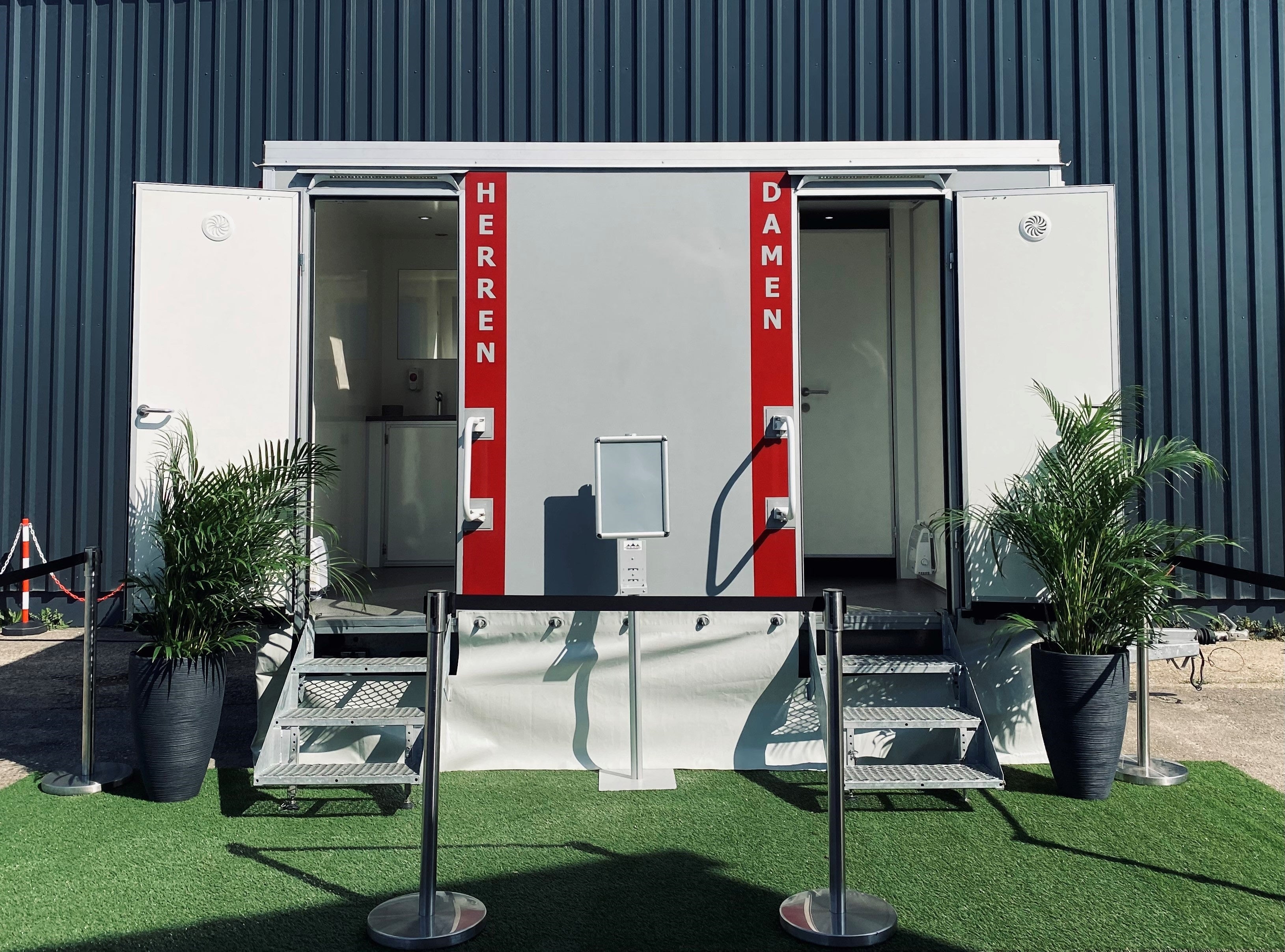 Toilettenwagen mieten – Toilettentrailer in Größen von XS bis XXL – 2