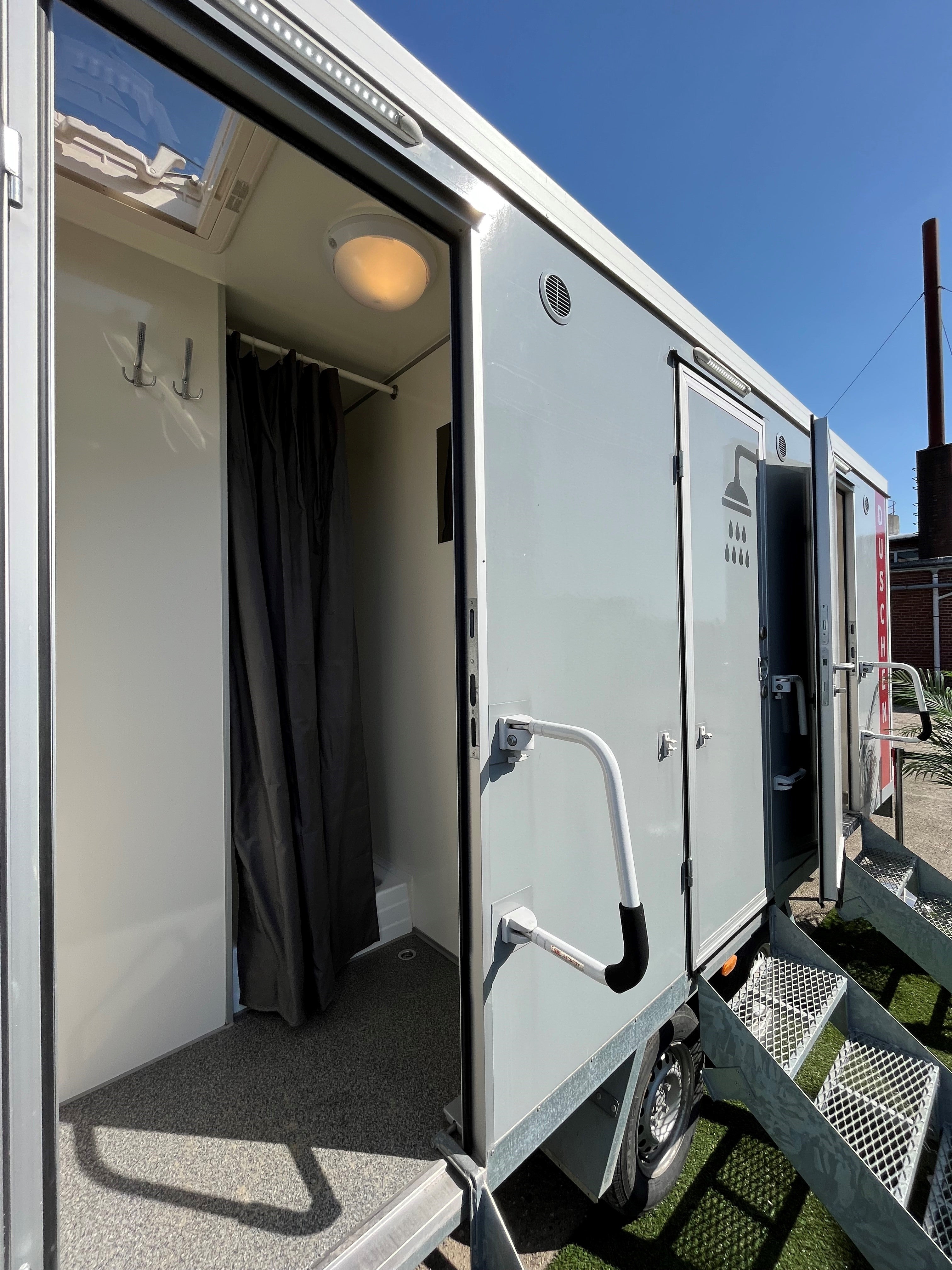 Duschtrailer mieten – mobiler Duschwagen mit 6 Einzelduschen für Events – 4