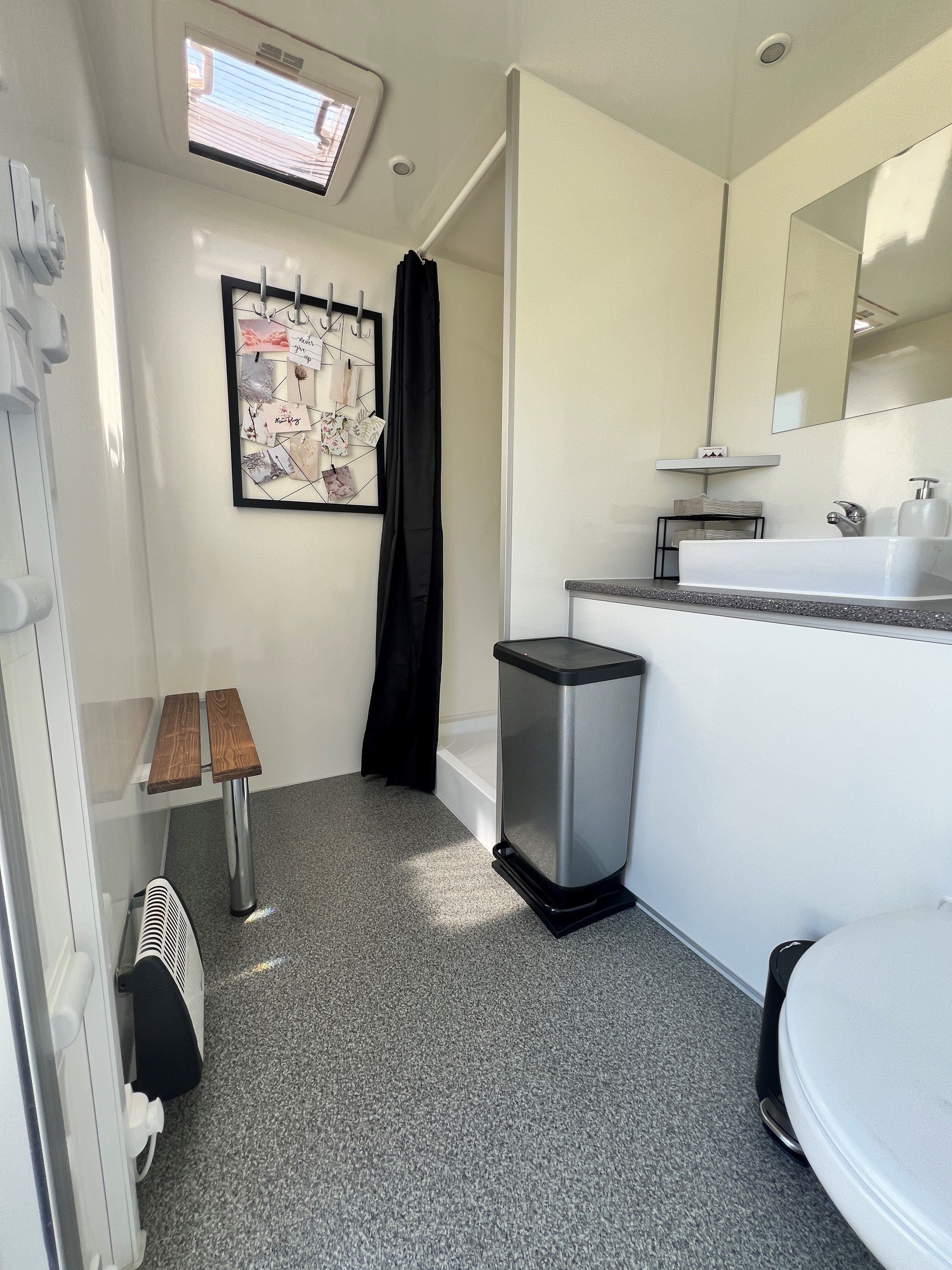 Badmobil mieten – mobiles Badezimmer & Duschwagen mit Dusche und WC – 3