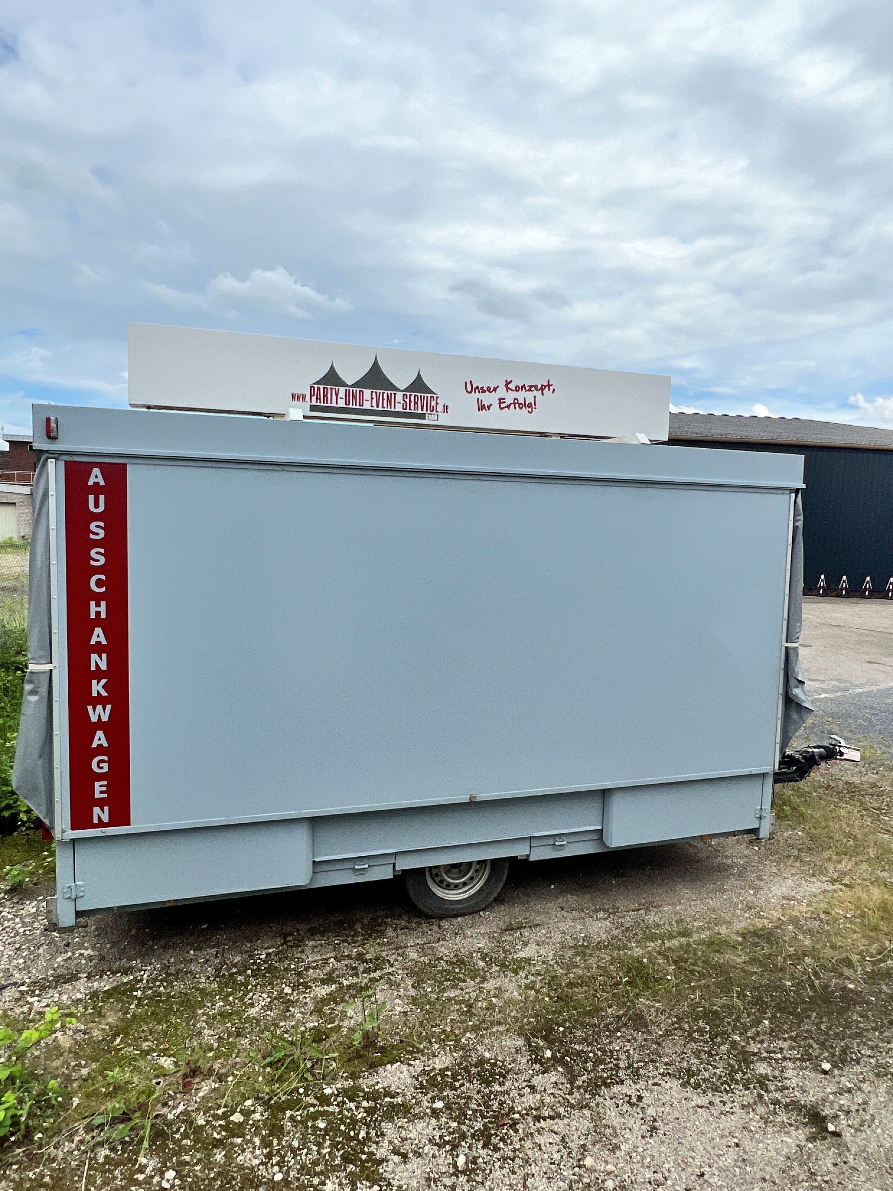Ausschankwagen mieten – Bierwagen mit 4-leitiger Zapfanlage für Events