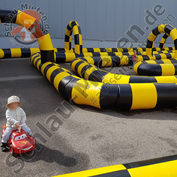 Parcours aufblasbar 20m x 25m inkl. Zubehör mieten bei Schlau-Mieten.de