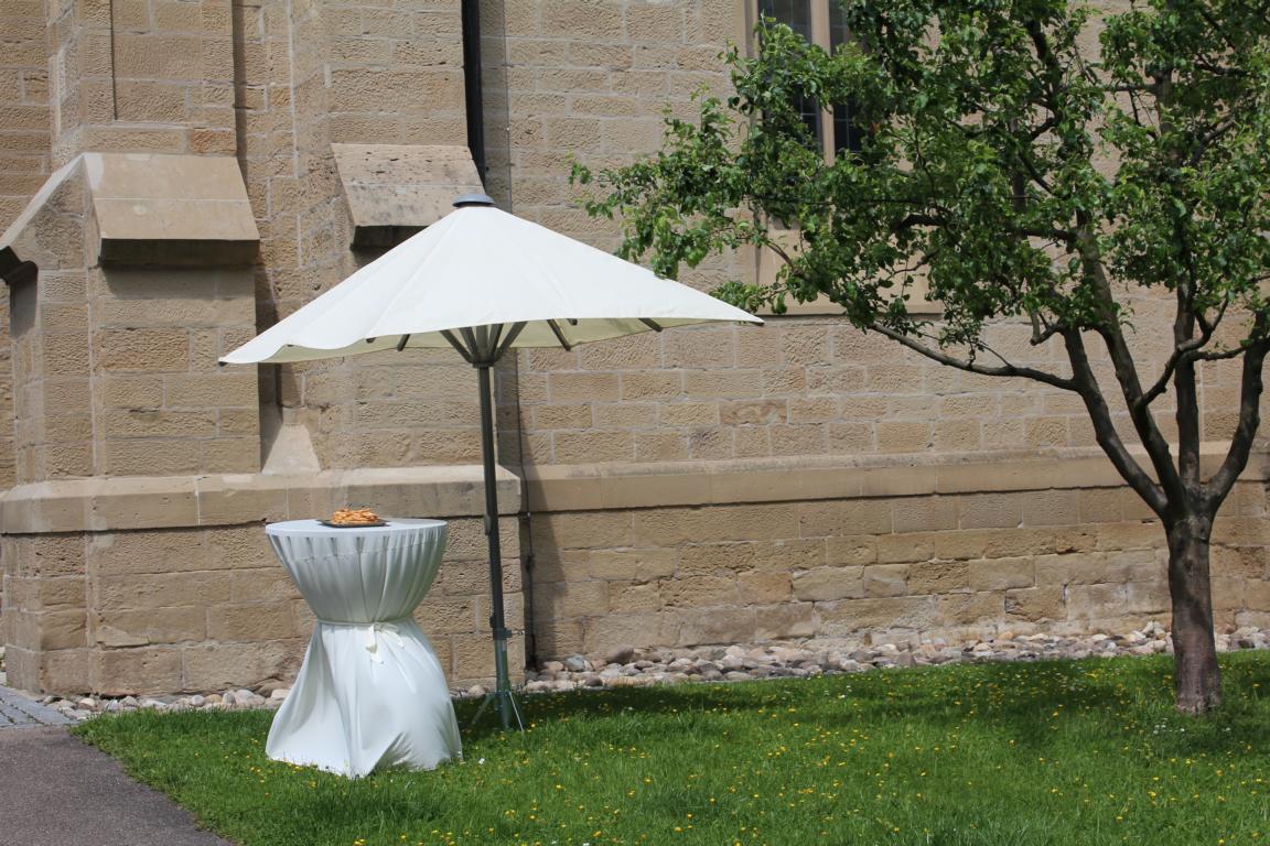 Quadratischer Schirm 2,5 ecru mieten bei Lassner Catering & Eventausstatter