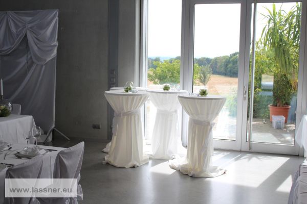 Stehtisch Hussen elegant mieten bei Lassner Catering & Eventausstatter