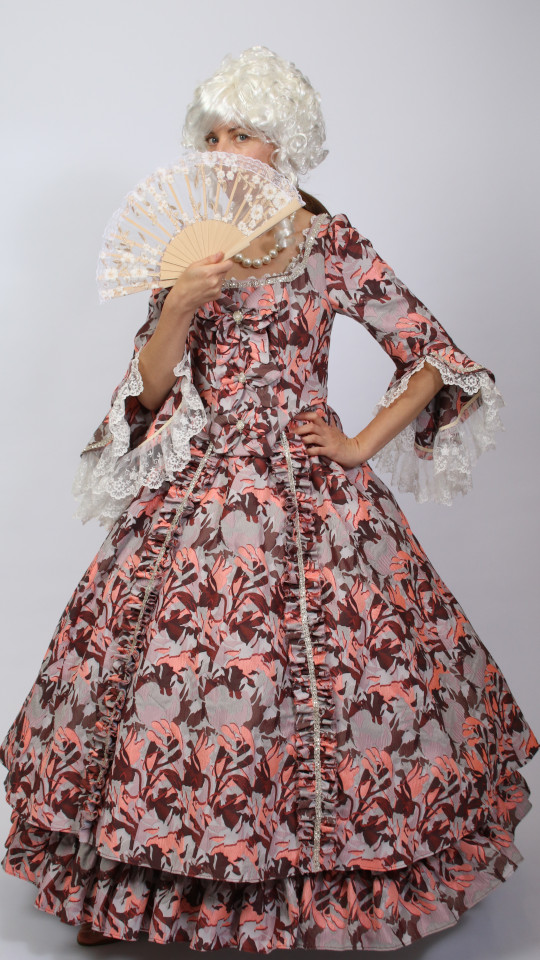 Rokokokleid – Ballkleid – Hofdame – Rosa-Gemustert (Kleid, Reifrock, Kette und Fächer) mie