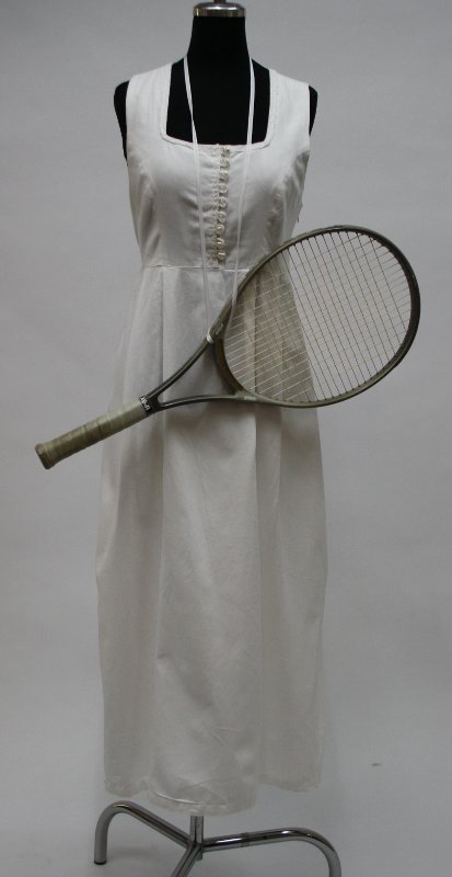 Tennis Outfit – Historisch – Damen (Kleid, Reifrock, Kette und Tennisschläger) mieten