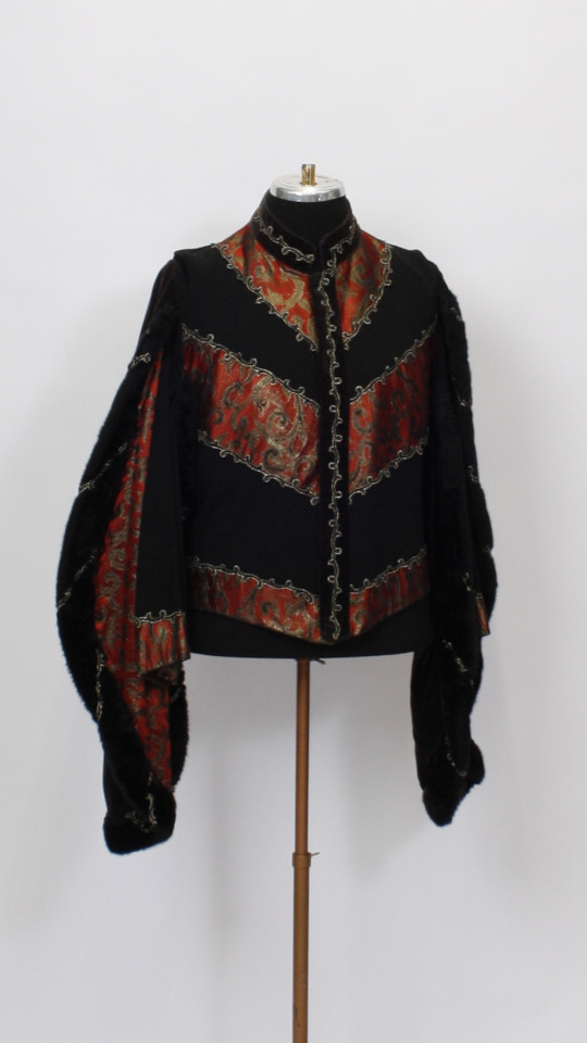 Mittelalter – Edelmann Outfit – Rot-Schwarz (Jacke und Barett) mieten