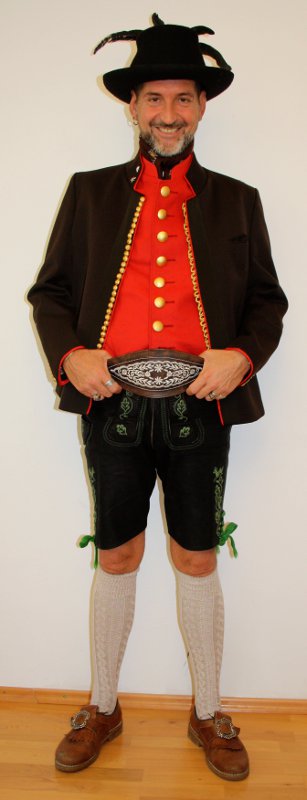 Österreichische – Tiroler Tracht (Jacke, Hose, Weste, Hemd, Hut, Gürtel, Kniestrümpfe und