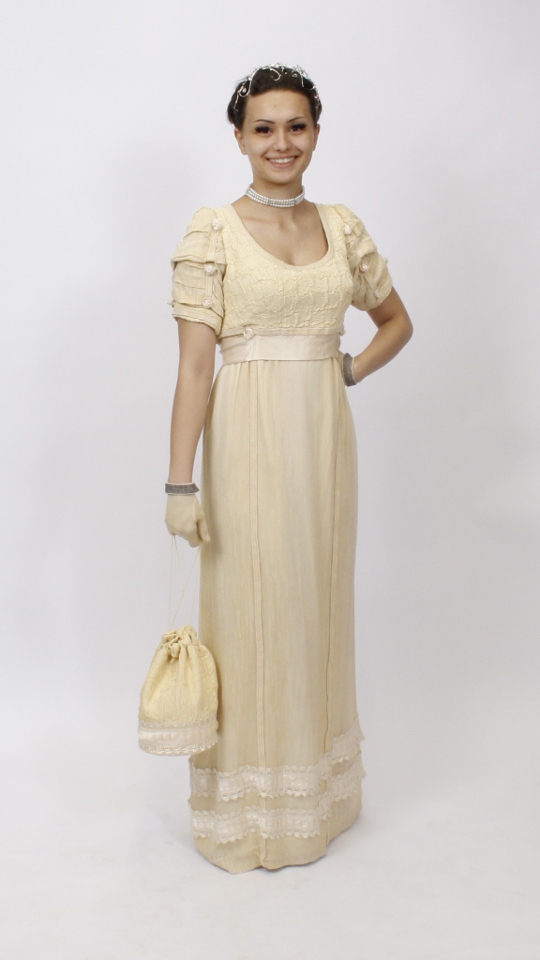 Empire – 19. Jahrhundert Outfit – Damen – Creme (Kleid, Pompadure, Kette und Armband) miet