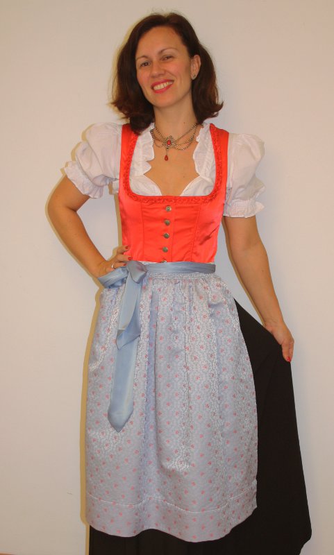 Kärntener – Österreichische Tracht (Kleid, Bluse, Schürze, Kette und Kniestrümpfe) mieten
