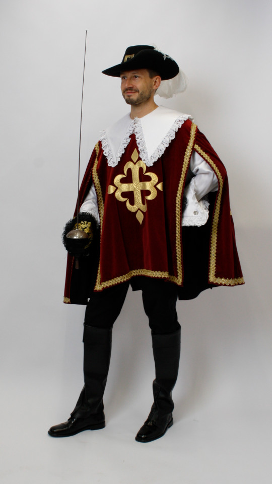 Musketier Outfit – Rot (Cape, Hemd, Kniebundhose, Handschuhe, Hut mit Feder, Gürtel, Degen