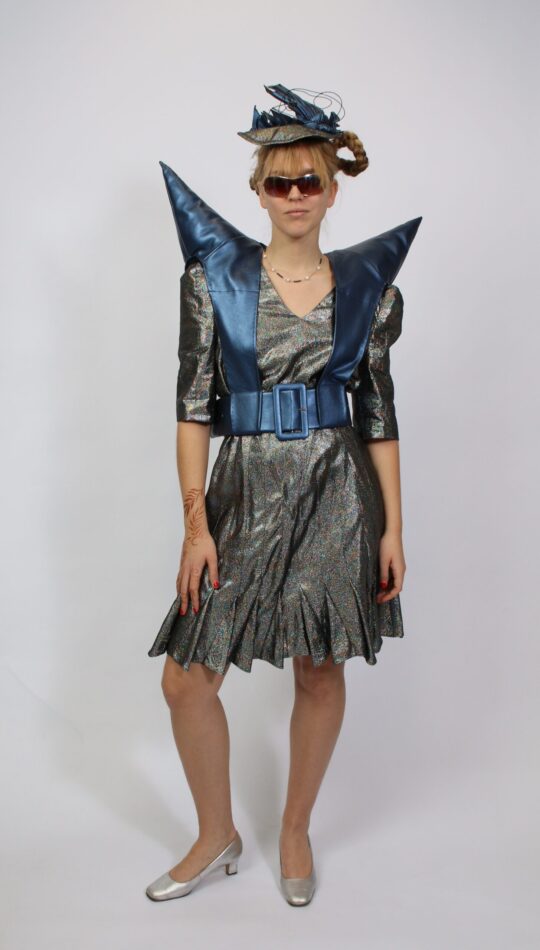 Space Girl Outfit (Kleid und Spitzschultern) mieten
