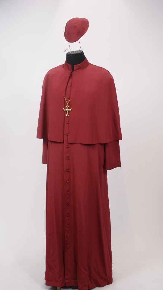 Kardinal Outfit – Bordeaux (Robe, Kappe und Kette) mieten