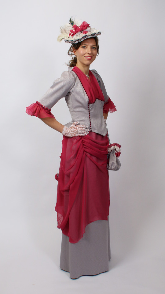 Jahrhundertwende Outfit – Flieder (Kleid, Hütchen, Handschuhe, Pompadure, Kette, Armband u