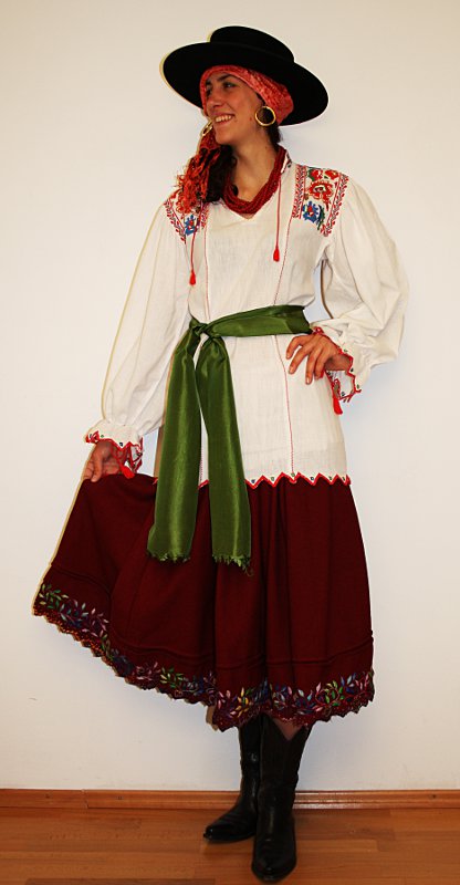 Equadorianische Tracht (Rock, Bluse, Hut, Stirnband, Schärpe, Kette, Ohrringe und Stiefel)