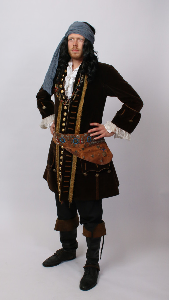 Pirat Outfit – Herren – Braun (Frack, Rüschenhemd, Hose, Gürtel, Gamaschen und Tuch) miete