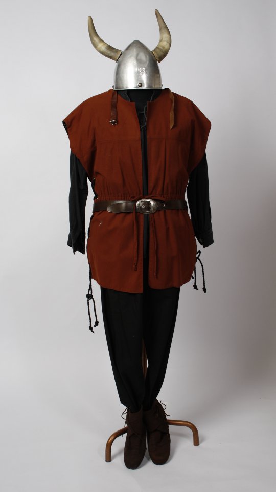 Wikinger – Kelte – Germane Outfit (Weste und Metallhelm mit Echthörnern) mieten