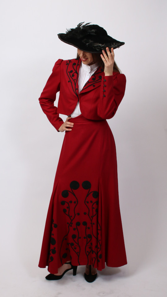 Jahrhundertwende Outfit – Damen – Bordeaux (Jacke, Rock, Bluse, Federhut, Schirm, Pompadur