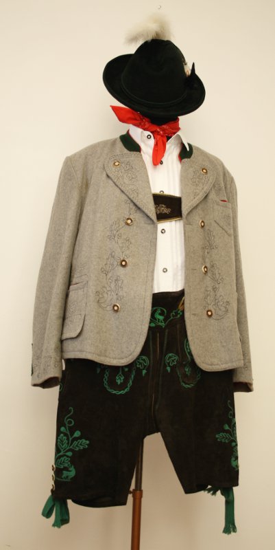 Miesbacher Tracht (Lederhose, Hosenträger, Hemd, Hut, Tuch und Gamsbart) mieten