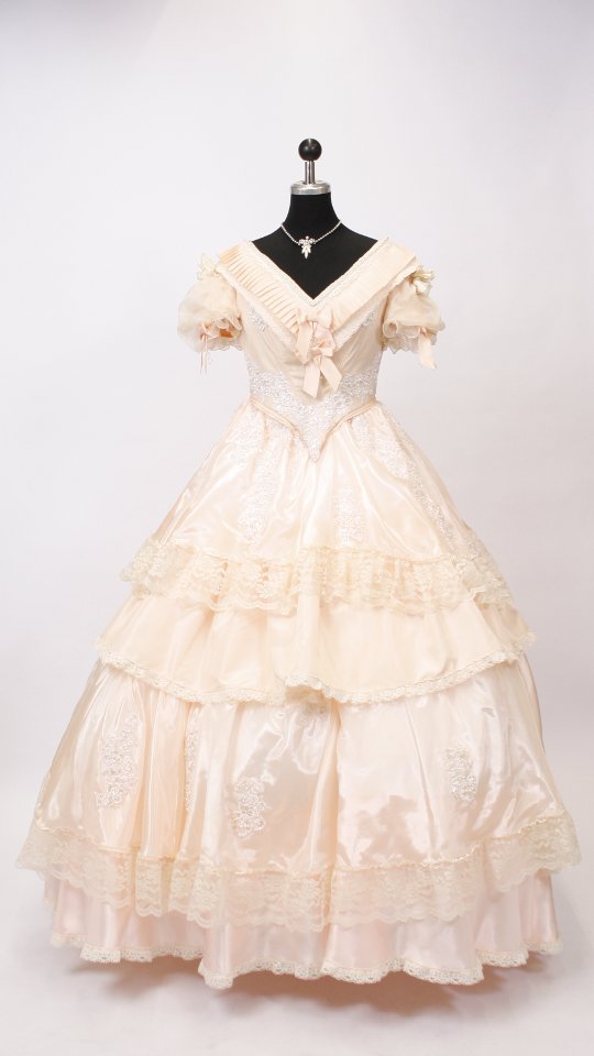 Sissikleid – Ballkleid – Rokoko Outfit in Apricot-Rose (Kleid, Reifrock, Kette) mieten